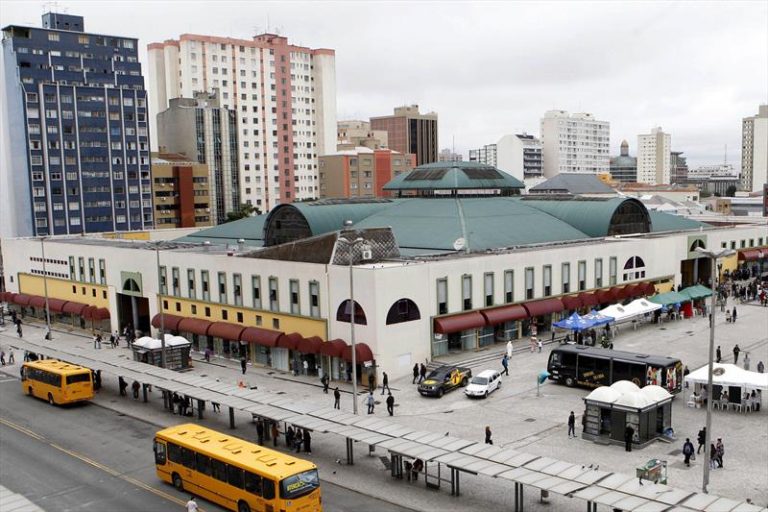 Praça central de Curitiba se transforma no quinto maior terminal da cidade nesta quinta; veja qual