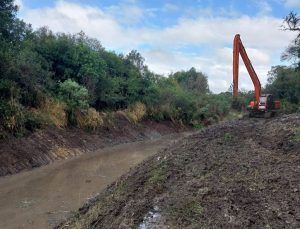 Prefeitura de São José dos Pinhais faz limpeza em canal para prevenir alagamentos