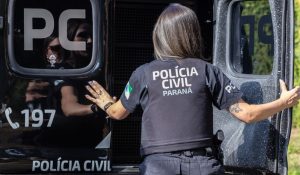 viatura da pol&iacute;cia que prendeu mulher por aplicar golpes em idosos