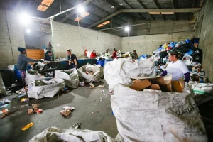 Realidade invisível   Reciclagem em Curitiba: problema que começa na sua lixeira   07/08/2025 - 16:19
