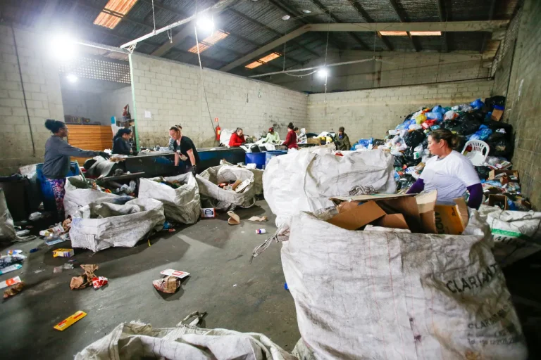 Realidade invisível   Reciclagem em Curitiba: problema que começa na sua lixeira   07/08/2025 - 16:19