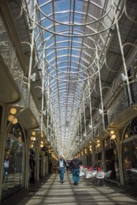 Cartão postal de Curitiba, rua emblemática completa 34 anos nesta sexta