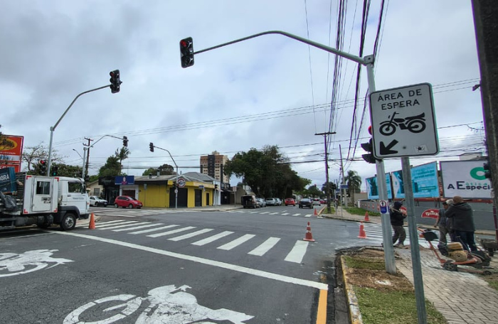 Prefeitura implanta rampas de acesso e novos semáforos no Centro de São José dos Pinhais