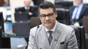 Projeto de lei prevê punições para quem danificar ou ocultar placas de obras públicas no Paraná