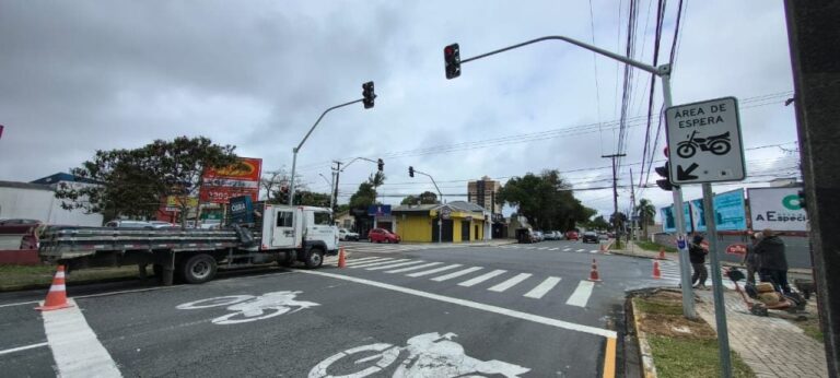 Prefeitura de São José dos Pinhais implanta rampas de acesso e novos semáforos no Centro
