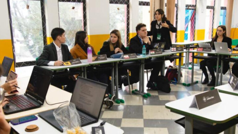Assembleia Legislativa recebe simulado da ONU promovido pelo Colégio Estadual do Paraná