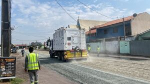 Prefeitura realiza pavimentação com reciclagem de asfalto na Rua José João Rodrigues, no Guatupê