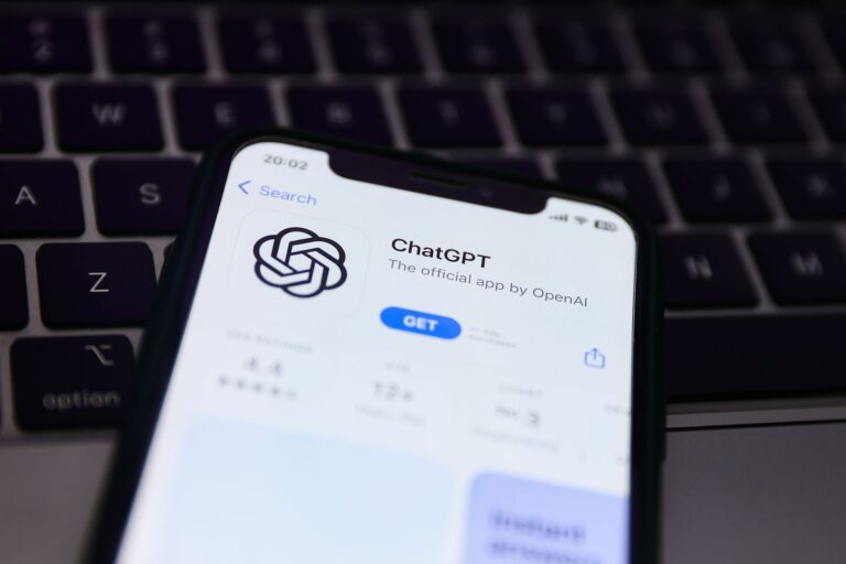 Gio Ewbank ganha beijão de amigo: "Maldade está nos olhos de quem vê"