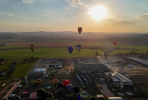 Festival da Primavera começa com show de balões colorindo o céu