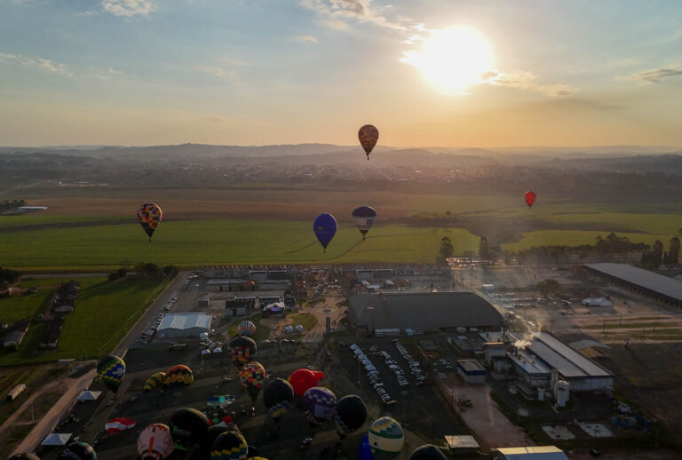 Festival da Primavera começa com show de balões colorindo o céu