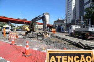 Grande obra em frente à Rodoviária de Curitiba muda o trânsito e o transporte público