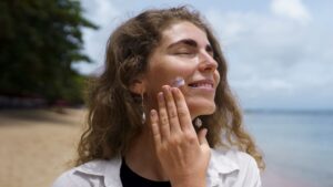 Veja o momento em que o influenciador trumpista Charlie Kirk é baleado