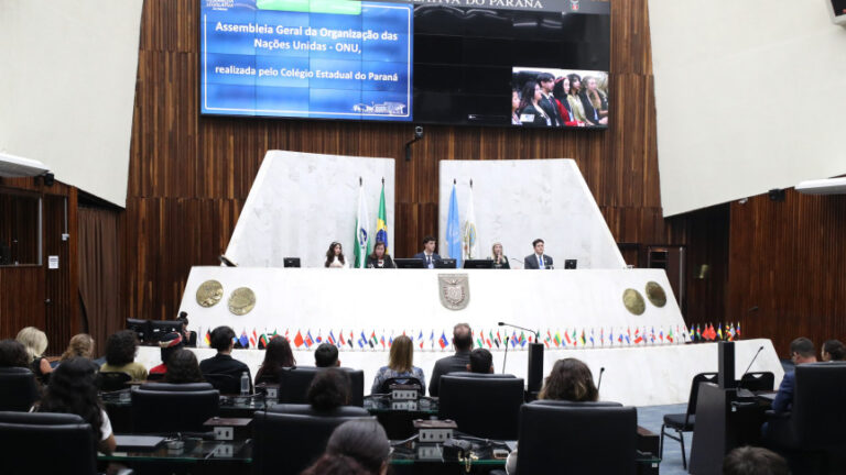 3º CEPMun leva experiência em relações internacionais para alunos do Colégio Estadual do Paraná