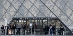Ladrões invadem Museu do Louvre e roubam joias de Napoleão