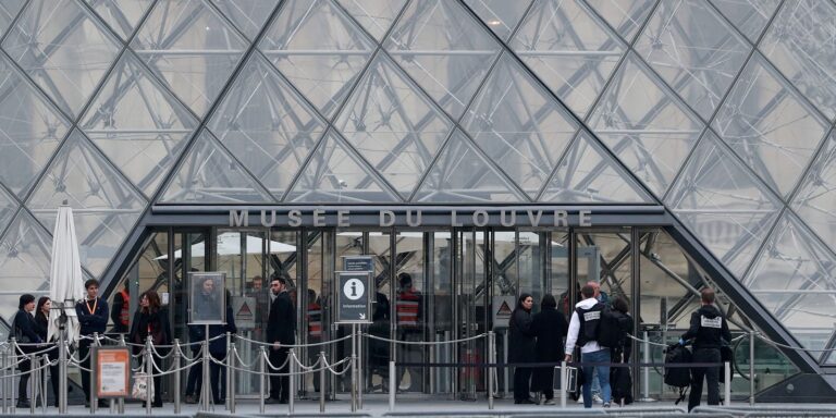 Ladrões invadem Museu do Louvre e roubam joias de Napoleão