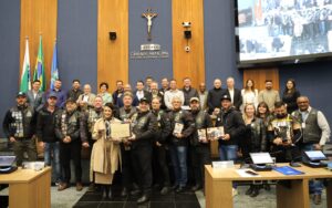 Vereadores aprovam contas do Executivo em 2023 e homenageiam motoclube