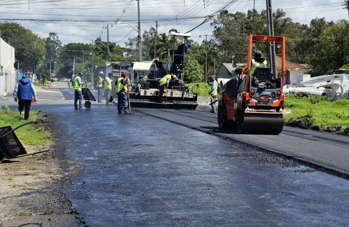 Fim dos buracos: Rua Antenor dos Santos, no bairro Ipê, é renovada com recapeamento asfáltico