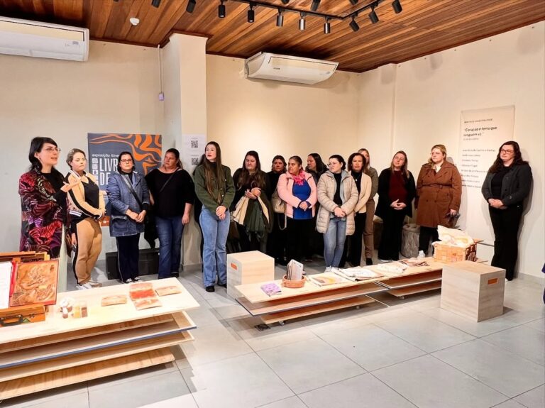 Exposição “Livros de Terra” valoriza produção artística de professoras da rede municipal