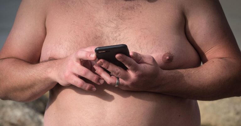 Por que "peitos volumosos" em homens podem indicar problema de saúde