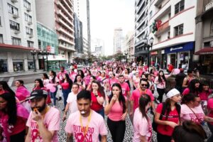 Caminhada Rosa vai percorrer a Rua XV em Curitiba nesta sexta-feira