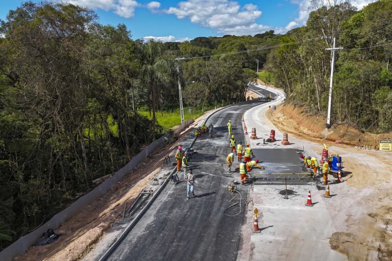 Pavimentação da estrada entre São José dos Pinhais e Mandirituba atinge mais 40% e reforça potencial logístico da RMC