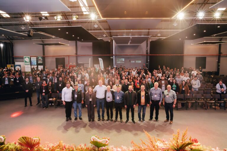 1º dia do XI Simpósio Nacional do Morango reúne mais de 500 participantes em São José dos Pinhais