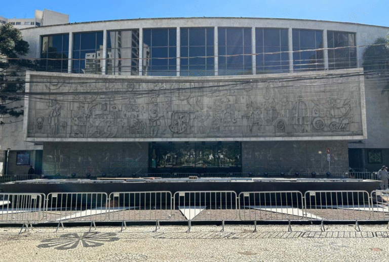 Natal de Curitiba estreia com show gratuito e palco inédito