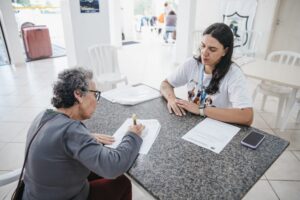Prefeitura de São José dos Pinhais fortalece apoio às protetoras de animais com assinatura de termo e entrega de rações