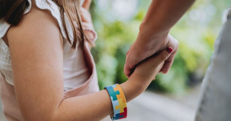 Desinformação sobre autismo cresce 15.000% na América Latina, diz estudo