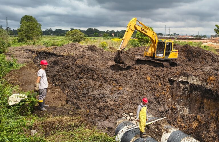 Rua Maria Fontes Machado, no bairro Costeira, recebe obras de drenagem e pavimentação