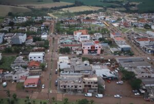 tragédia no ParanáEstado propõe auxílio de R$ 50 mil por família atingida por tornado
