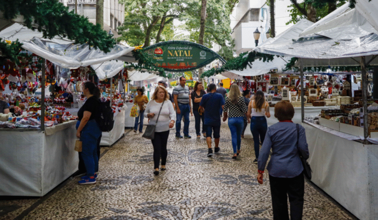 Feiras de Natal de Curitiba abrem nesta quarta-feira (19). Na imagem, vemos a Feira de Natal na Pra&ccedil;a Os&oacute;rio, em Curitiba.