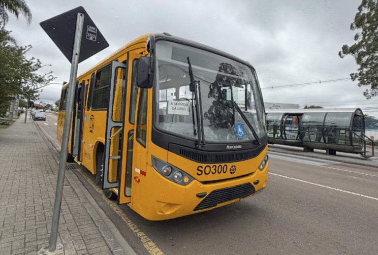Ônibus com banheiro começam a circular em Curitiba: veja fotos