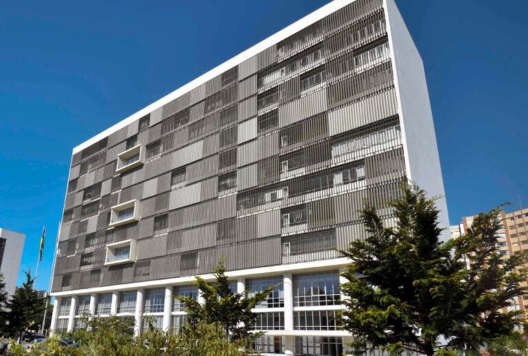 TJPR abre novo concurso com 20 vagas e salário de R$ 34 mil