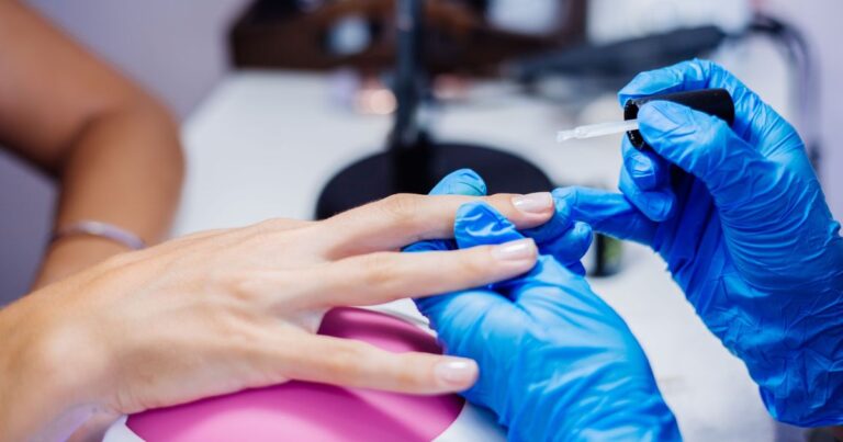 Unhas em gel: o que muda com a proibição de substâncias em esmaltes