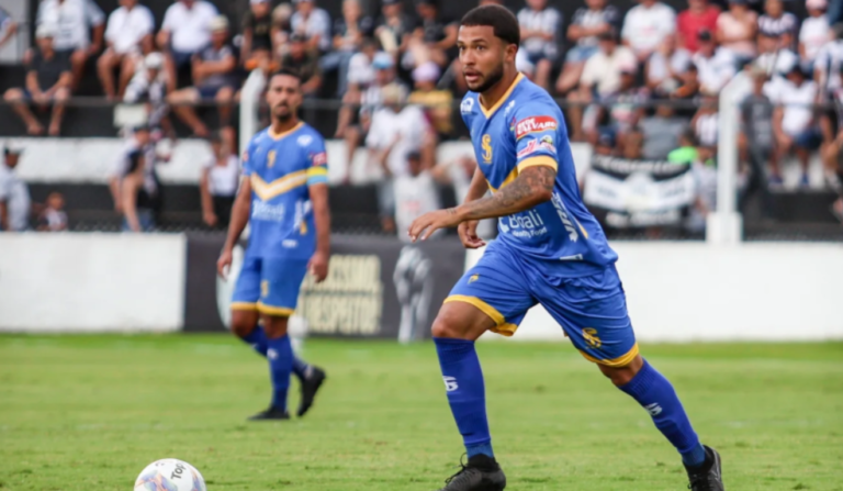 Na imagem, vemos um jogador do S&atilde;o Joseense; time estar&aacute; disputando o Campeonato Paranaense em 2026.