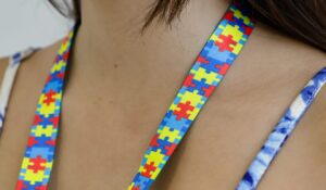 foto de garota usando cordão do autismo