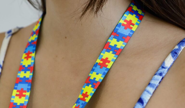 foto de garota usando cordão do autismo