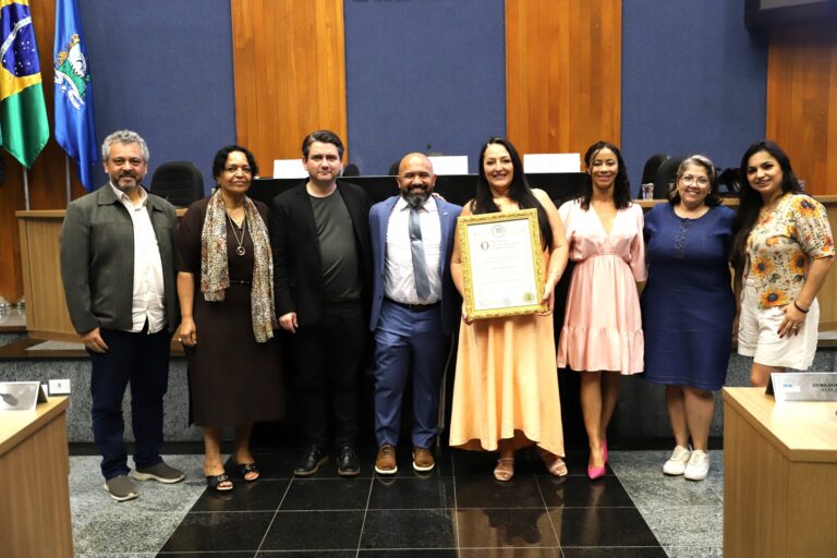 Professora Gislene Klug recebe título de Servidora Benemérita
