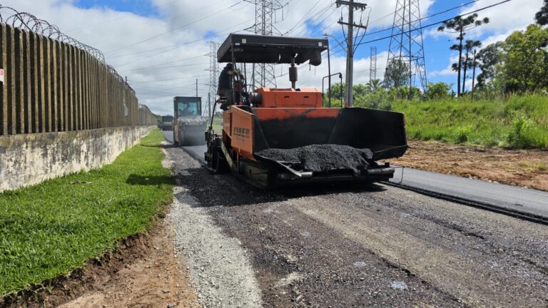 Prefeitura de São José dos Pinhais executa obras de pavimentação em ruas da Borda do Campo