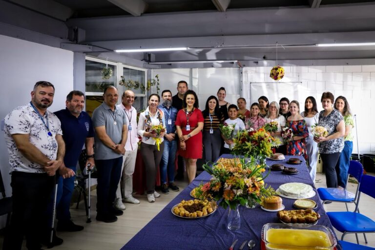 Curso de arte floral forma nova turma no bairro Murici e impulsiona geração de renda em São José dos Pinhais