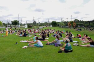 Última edição do ano do “Yoga no Parque” terá programação especial neste sábado (6). Participe!