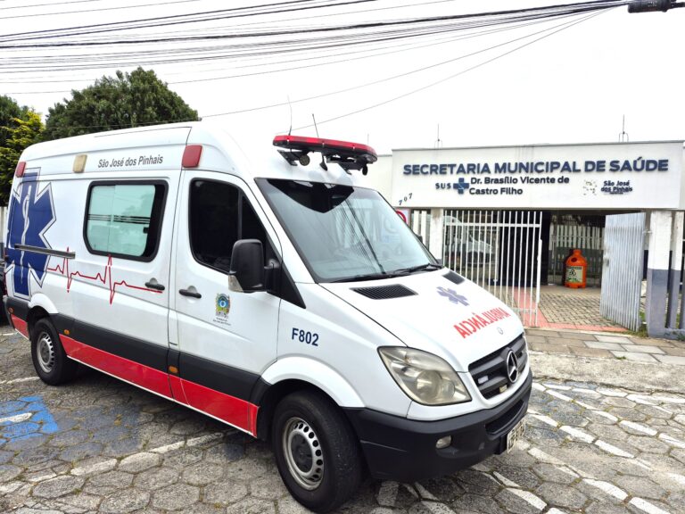 Secretaria de Saúde entrega nova ambulância para o Programa Consultório na Rua