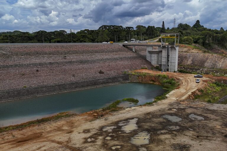 Enchimento do Reservatório Miringuava provoca interdição de trecho da Estrada Rural Pedro Chulis, em São José dos Pinhais