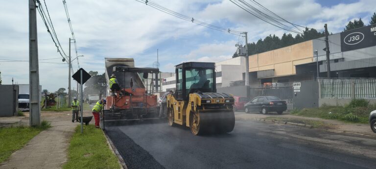 Rua Professora Marieta de Souza e Silva recebe recape asfáltico no bairro Afonso Pena