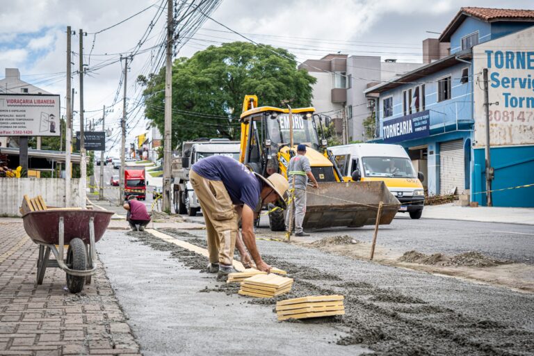 Obras na Rua Almirante Alexandrino avançam com construção de novas calçadas padronizadas
