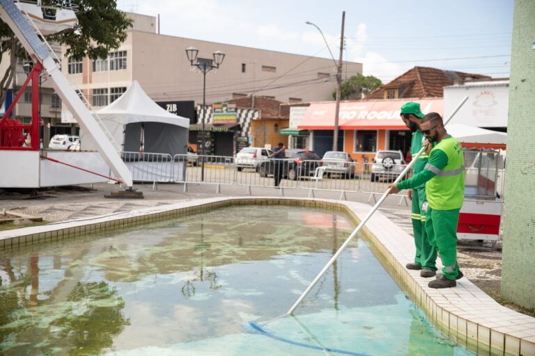 Prefeitura realiza limpeza do chafariz da Praça Getúlio Vargas em São José dos Pinhais