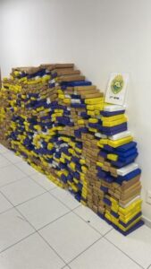 PMPR apreende 622 kg de maconha em caminhões durante patrulhamento em São José dos Pinhais