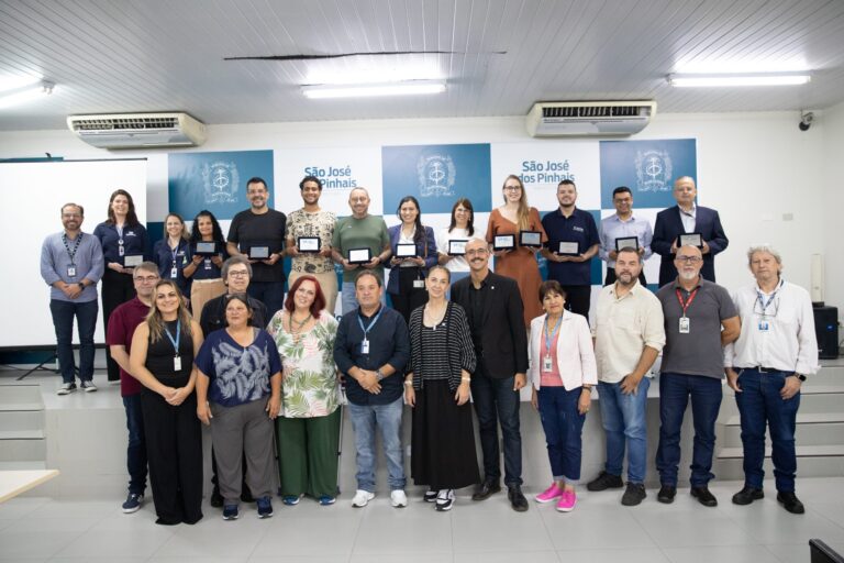 Ganhadores do VI Prêmio Boas Práticas em Gestão Pública recebem placa de homenagem