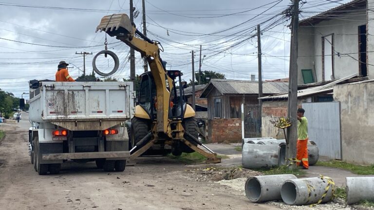 Obra de manilhamento e limpeza de canal avança na Rua Itaóca, no Guatupê, para acabar com alagamentos